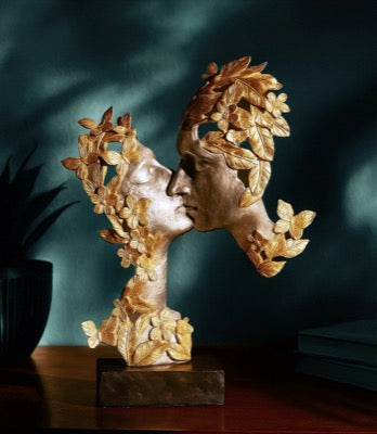 Kissing Couple Sculpture