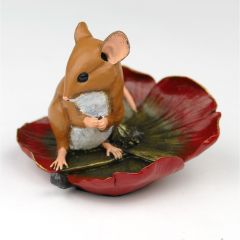 Mouse on Poppy